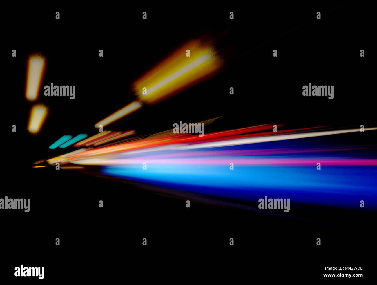Sfocata Illuminazione e luci notturne, il traffico automobilistico motion blur la velocità e dinamica Foto Stock