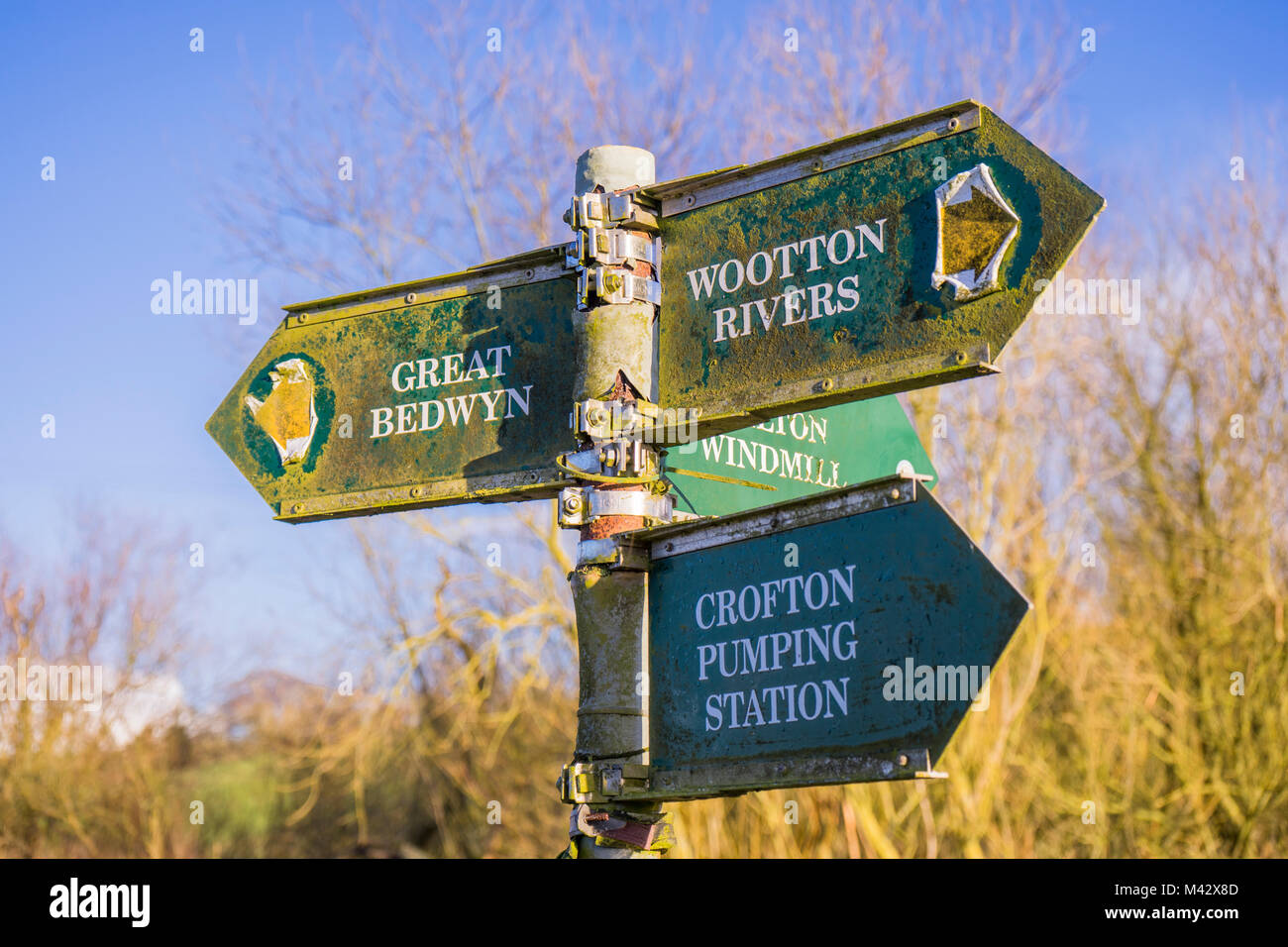 Sporco e stagionato segno di direzione lungo il Kennet and Avon Canal, kanal nel Wiltshire, Inghilterra, Regno Unito Foto Stock