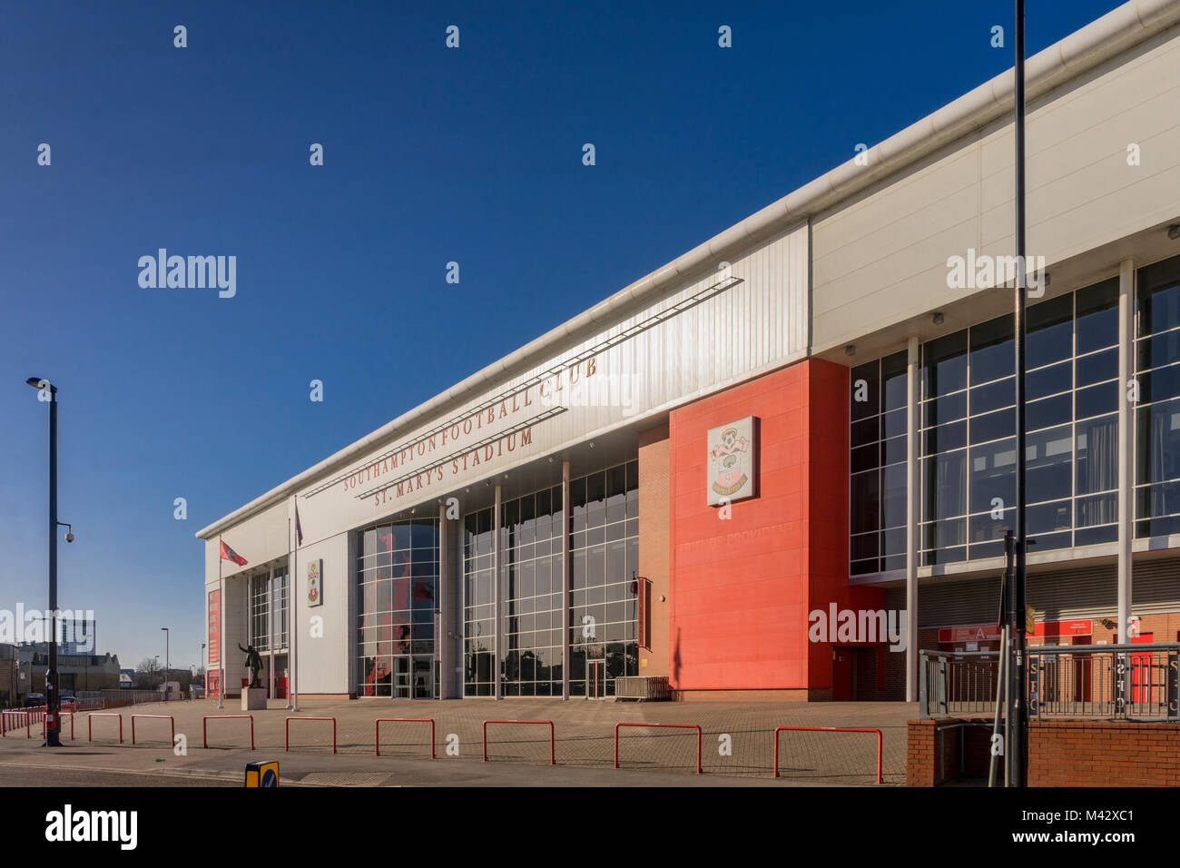 Facciata anteriore dello stadio di calcio di St. Mary, sede del Southampton Football Club - vista sulla strada da Britannia Road, Northam, Southampton, Inghilterra, Regno Unito Foto Stock