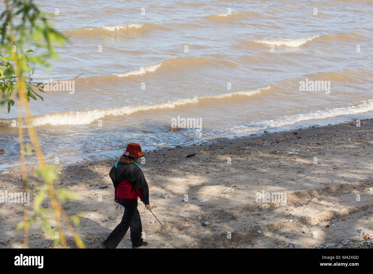 Buenos Aires Costanera Sur Riserva Ecologica, Argentina. Una donna che cammina sulle rive del Rio de la Plata (river plate) Foto Stock