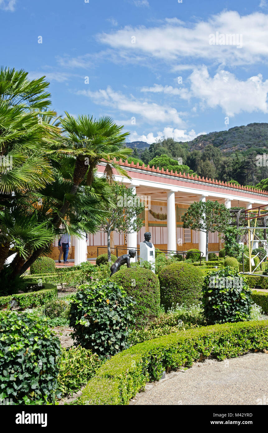 Il peristilio esterno e giardino della Villa di Getty, Malibu, California. Foto Stock