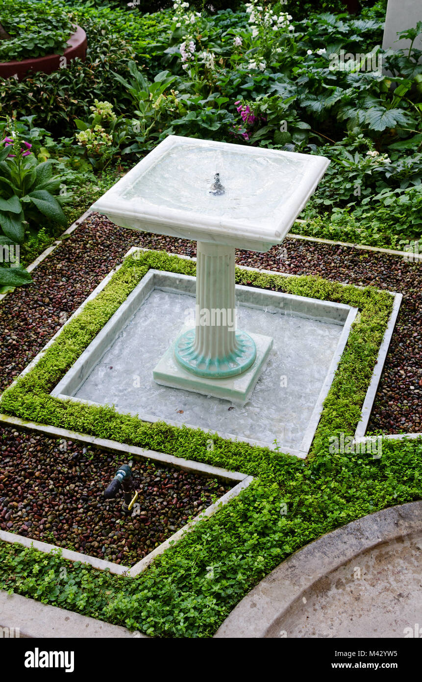 Fontana in marmo nel peristilio interno giardino presso la Villa Getty, Malibu, California Foto Stock