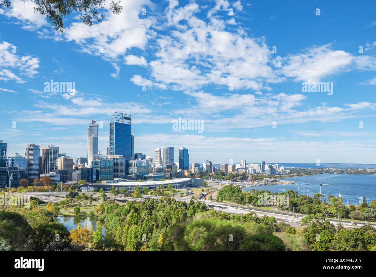 Skyline di Perth con city central business district al mezzogiorno Foto Stock
