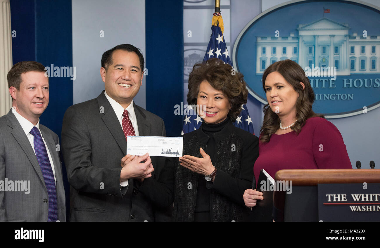 Washington, Stati Uniti d'America. Xiii Febbraio, 2018. Segretario dei trasporti Elaine Chao parla di cambiamenti Trump amministrazione vuole compiere durante un briefing alla Casa Bianca. Ella ha anche mostrato il $100 migliaia di dollari di controllare che il presidente Donald Trump J diede al Dipartimento dei Trasporti dal suo stipendio presidenziale. Credito: Patsy Lynch/Alamy Live News Foto Stock