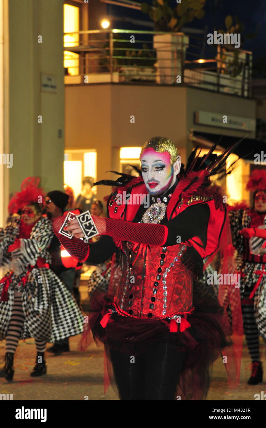 Viareggio, Toscana, Italia. Il 13 febbraio, 2018. Il carnevale di Viareggio è celebrata con la parata Masquerade.Il carnevale di Viareggio è considerato uno dei più importanti carnevali in Italia e in Europa. Credito: Camila Turriani/Alamy Live News Foto Stock