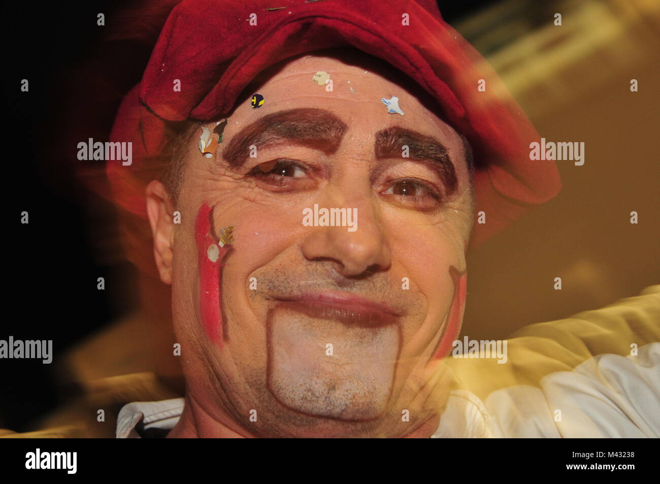 Viareggio, Toscana, Italia. Il 13 febbraio, 2018. Un clown godere il carnevale di Viareggio, uno dei più importanti carnevali in Italia e in Europa. Credito: Camila Turriani/Alamy Live News Foto Stock