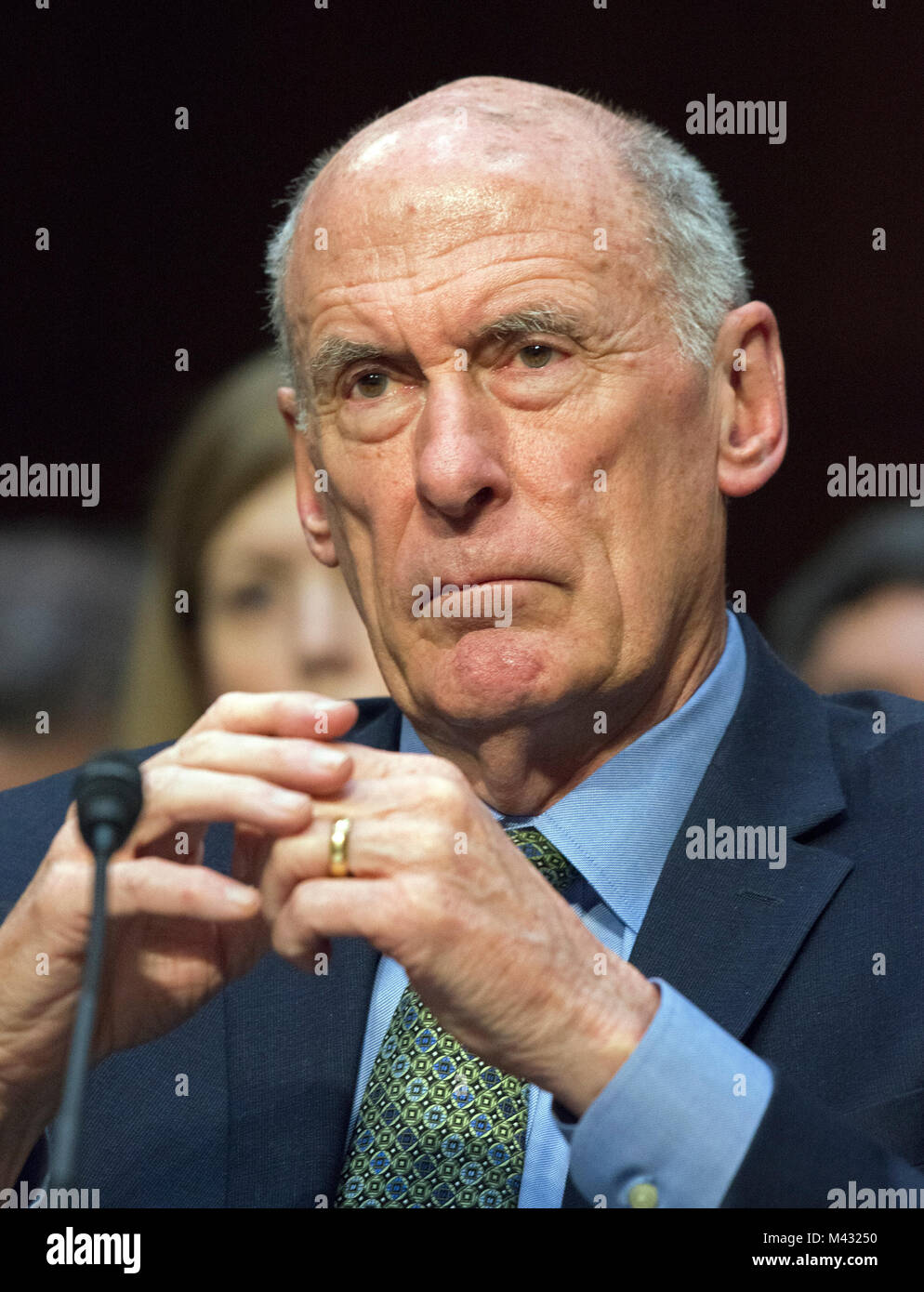 Direttore della National Intelligence (DNI) Dan Coats testimonia davanti al Senato degli Stati Uniti sul comitato di intelligence nel corso di una audizione per esaminare le minacce a livello mondiale sul Campidoglio di Washington, DC martedì, 13 febbraio 2018 Credit: Ron Sachs/CNP /MediaPunch Foto Stock