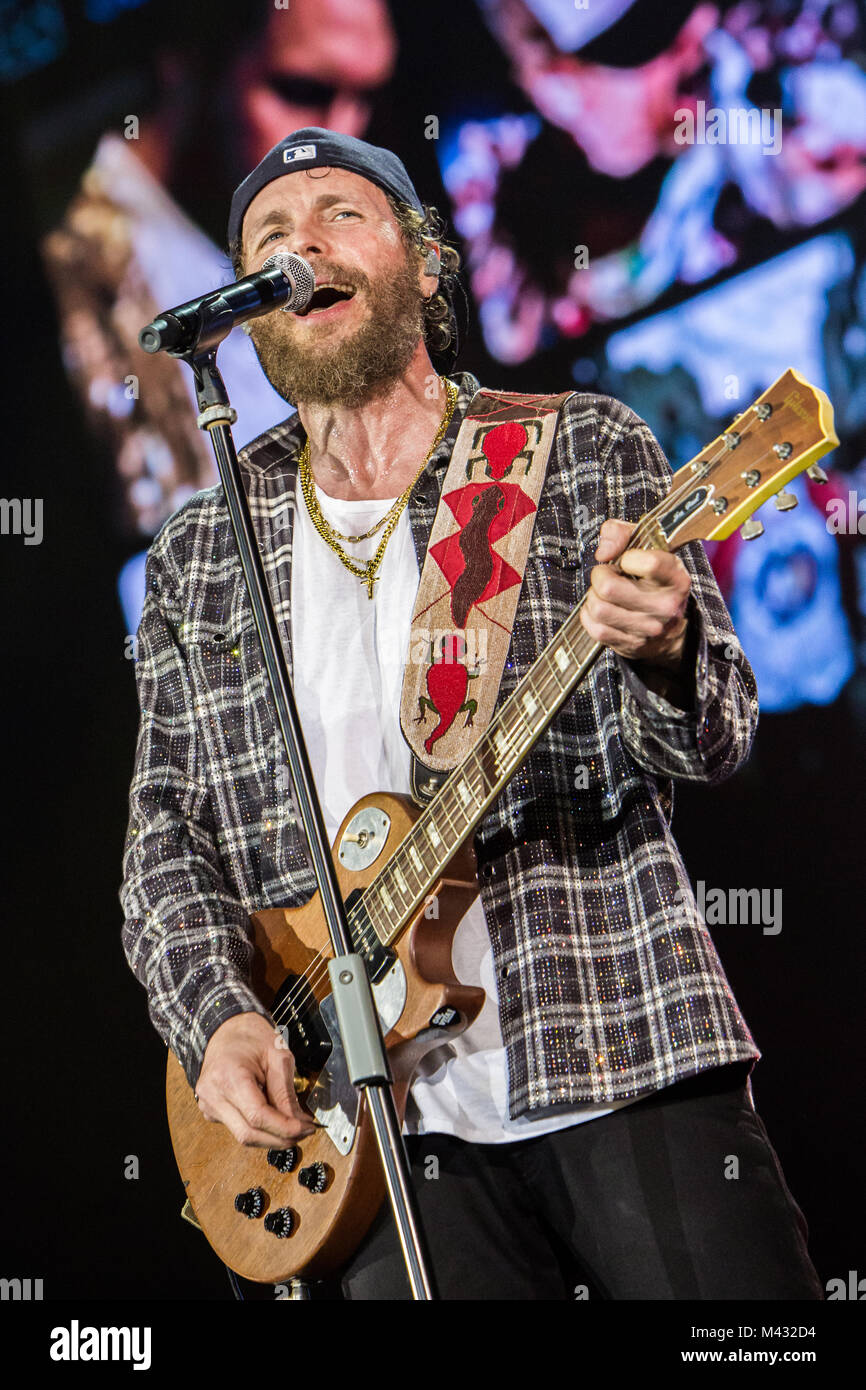 Milano Italia. Il 13 febbraio 2018. Il cantante italiano-cantautore Lorenzo  Cherubini meglio conosciuto sul palco come Jovanotti suona dal vivo sul  palco al Mediolanum Forum durante il 'Lorenzo Live Tour 2018' Credit: