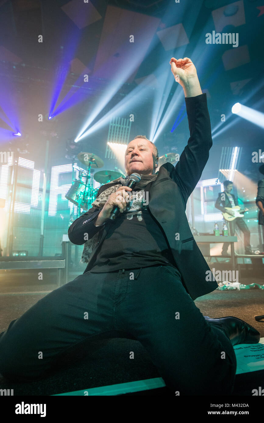 Simple Minds prendere la fase in Glasgow Barrlowlands .Le prestazioni il 13 febbraio 2018. Premiere del nuovo album in studio, camminare tra i mondi. Barrowland Ballroom , Glasgow :Photo credit Martin osso (Scozia) Credito: Martin osso/Alamy Live News Foto Stock