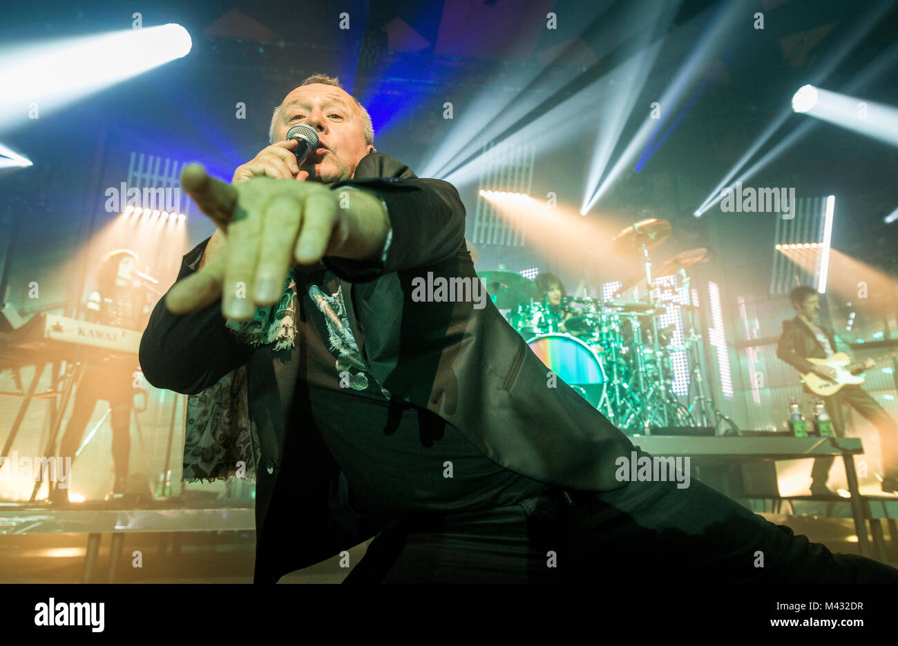 Simple Minds prendere la fase in Glasgow Barrlowlands .Le prestazioni il 13 febbraio 2018. Premiere del nuovo album in studio, camminare tra i mondi. Barrowland Ballroom , Glasgow :Photo credit Martin osso (Scozia) Credito: Martin osso/Alamy Live News Foto Stock