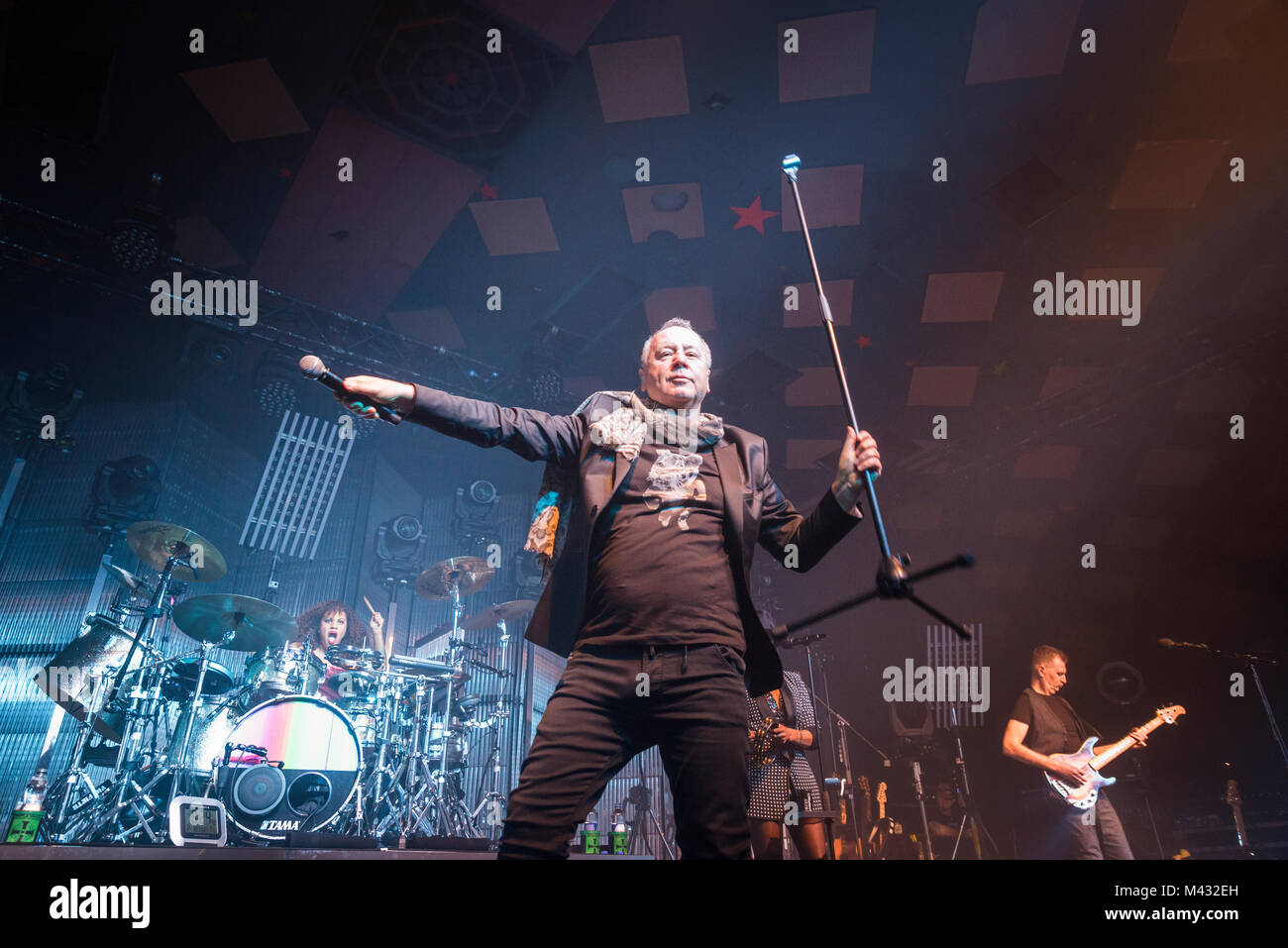 Simple Minds prendere la fase in Glasgow Barrlowlands .Le prestazioni il 13 febbraio 2018. Premiere del nuovo album in studio, camminare tra i mondi. Barrowland Ballroom , Glasgow :Photo credit Martin osso (Scozia) Credito: Martin osso/Alamy Live News Foto Stock