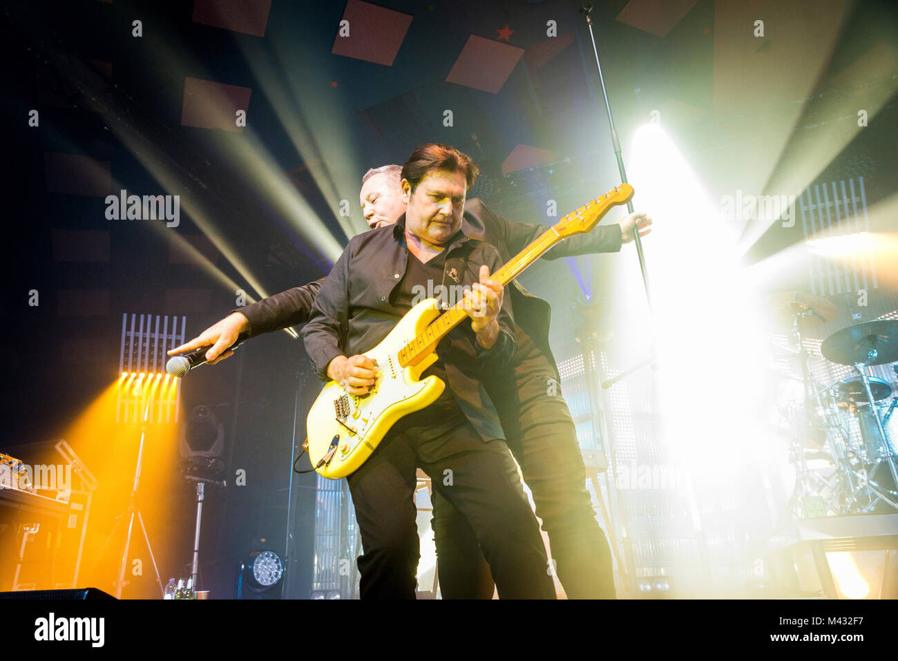 Simple Minds prendere la fase in Glasgow Barrlowlands .Le prestazioni il 13 febbraio 2018. Premiere del nuovo album in studio, camminare tra i mondi. Barrowland Ballroom , Glasgow :Photo credit Martin osso (Scozia) Credito: Martin osso/Alamy Live News Foto Stock
