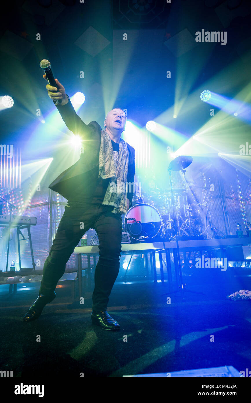 Simple Minds prendere la fase in Glasgow Barrlowlands .Le prestazioni il 13 febbraio 2018. Premiere del nuovo album in studio, camminare tra i mondi. Barrowland Ballroom , Glasgow :Photo credit Martin osso (Scozia) Credito: Martin osso/Alamy Live News Foto Stock