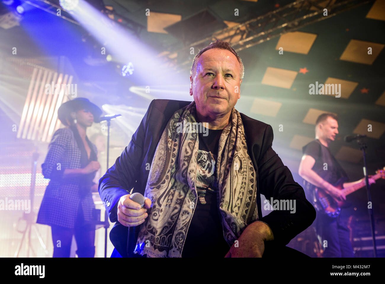 Simple Minds prendere la fase in Glasgow Barrlowlands .Le prestazioni il 13 febbraio 2018. Premiere del nuovo album in studio, camminare tra i mondi. Barrowland Ballroom , Glasgow :Photo credit Martin osso (Scozia) Credito: Martin osso/Alamy Live News Foto Stock