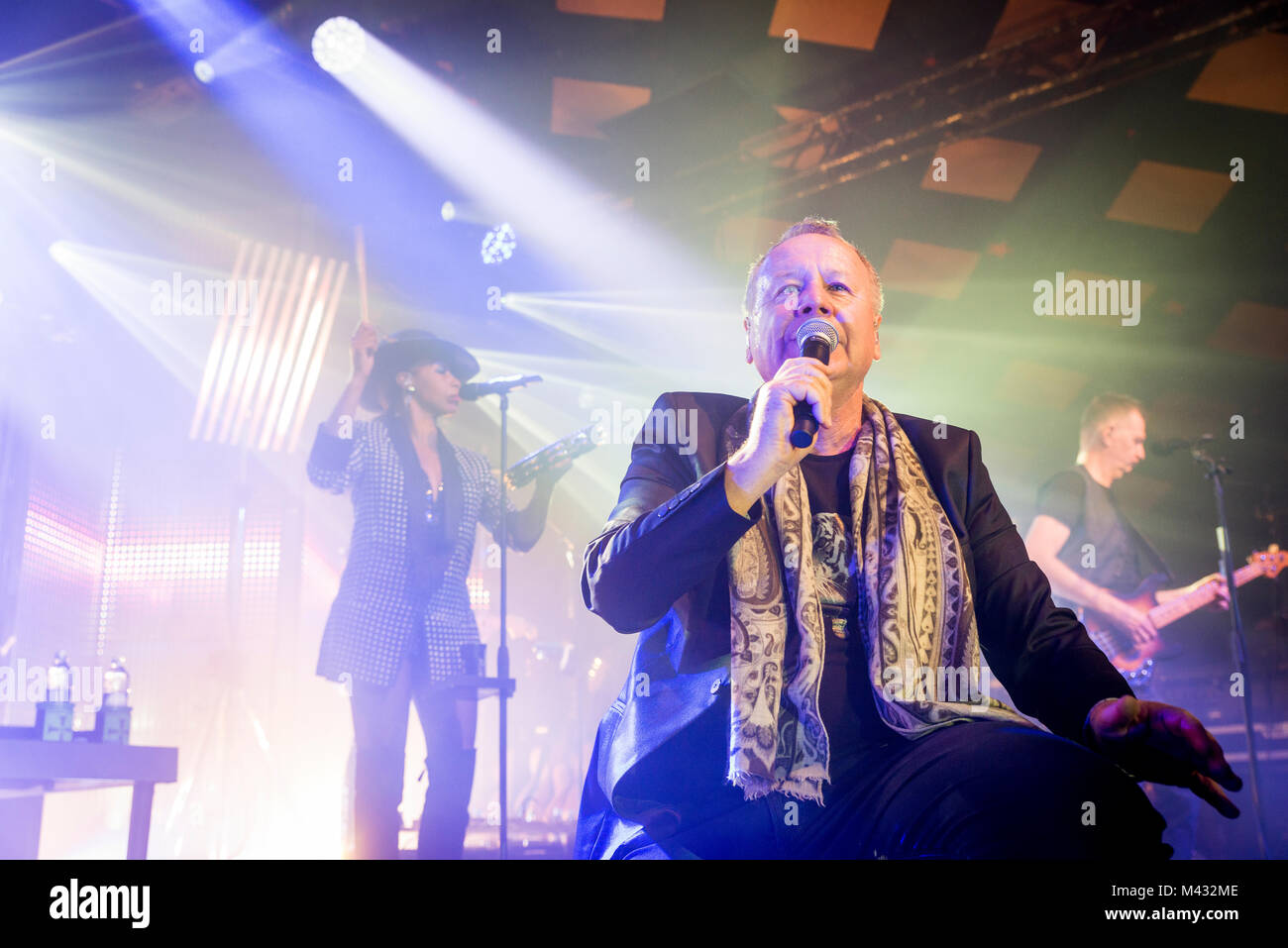 Simple Minds prendere la fase in Glasgow Barrlowlands .Le prestazioni il 13 febbraio 2018. Premiere del nuovo album in studio, camminare tra i mondi. Barrowland Ballroom , Glasgow :Photo credit Martin osso (Scozia) Credito: Martin osso/Alamy Live News Foto Stock