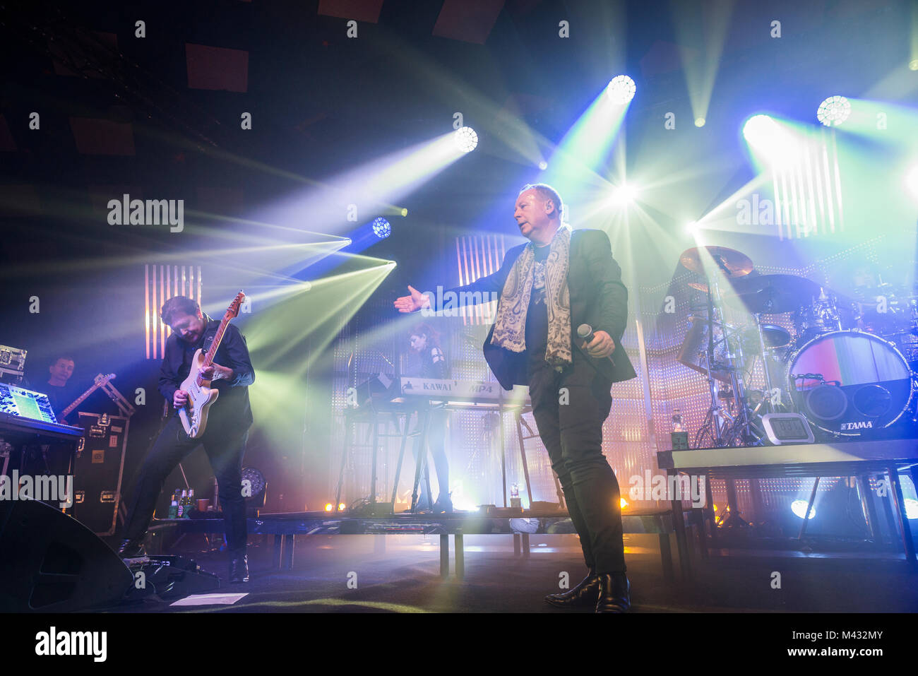 Simple Minds prendere la fase in Glasgow Barrlowlands .Le prestazioni il 13 febbraio 2018. Premiere del nuovo album in studio, camminare tra i mondi. Barrowland Ballroom , Glasgow :Photo credit Martin osso (Scozia) Credito: Martin osso/Alamy Live News Foto Stock