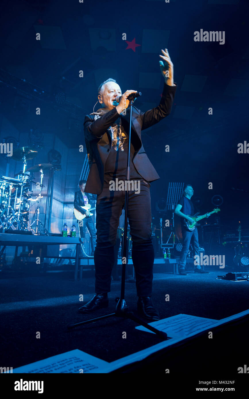 Simple Minds prendere la fase in Glasgow Barrlowlands .Le prestazioni il 13 febbraio 2018. Premiere del nuovo album in studio, camminare tra i mondi. Barrowland Ballroom , Glasgow :Photo credit Martin osso (Scozia) Credito: Martin osso/Alamy Live News Foto Stock