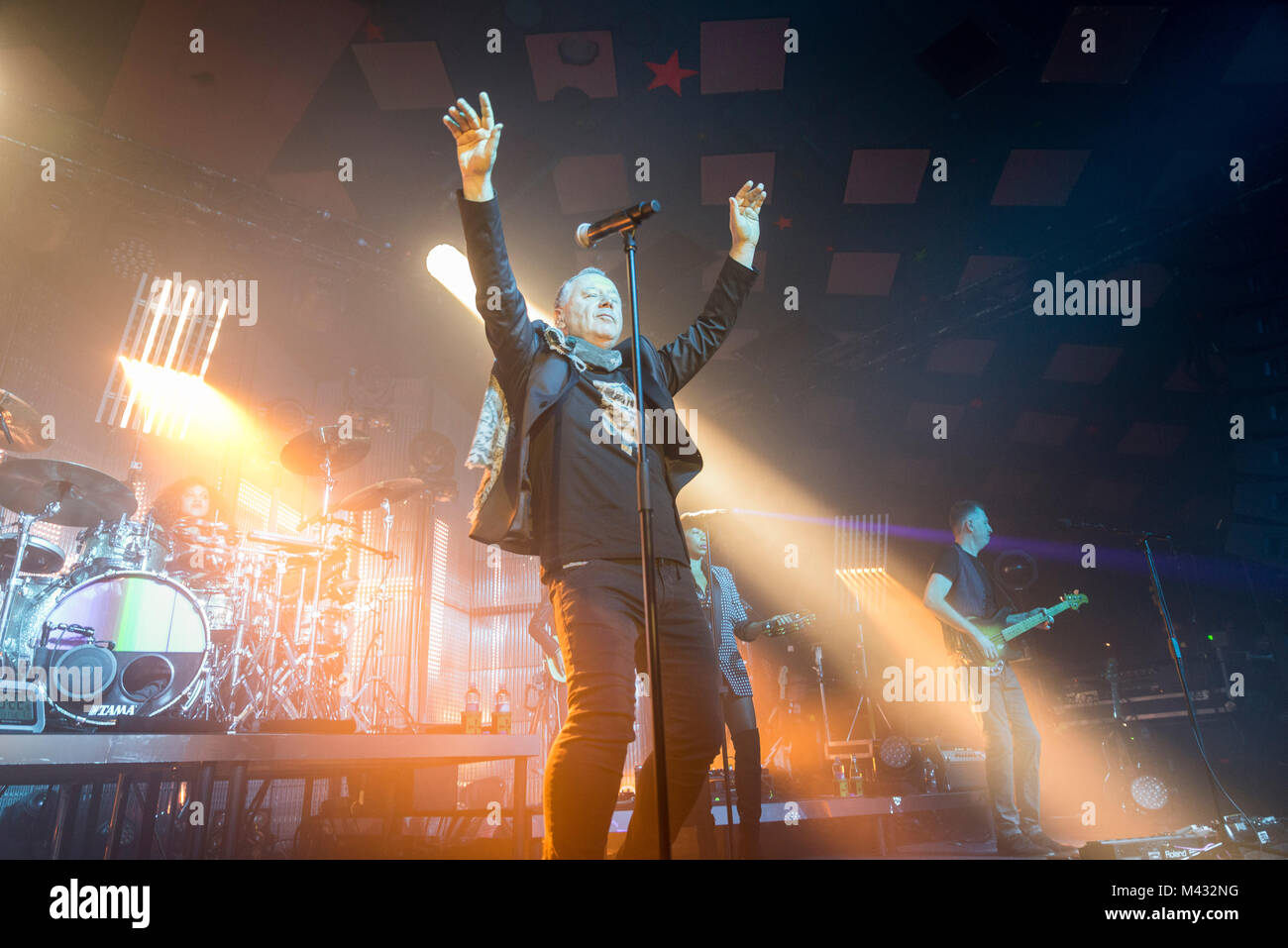 Simple Minds prendere la fase in Glasgow Barrlowlands .Le prestazioni il 13 febbraio 2018. Premiere del nuovo album in studio, camminare tra i mondi. Barrowland Ballroom , Glasgow :Photo credit Martin osso (Scozia) Credito: Martin osso/Alamy Live News Foto Stock