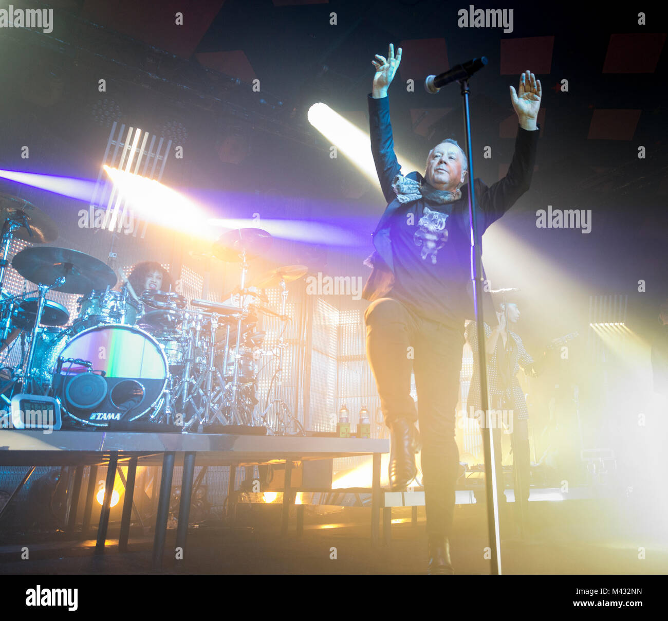 Simple Minds prendere la fase in Glasgow Barrlowlands .Le prestazioni il 13 febbraio 2018. Premiere del nuovo album in studio, camminare tra i mondi. Barrowland Ballroom , Glasgow :Photo credit Martin osso (Scozia) Credito: Martin osso/Alamy Live News Foto Stock