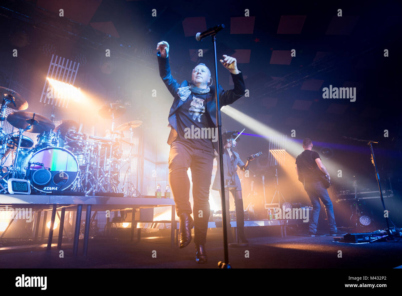 Simple Minds prendere la fase in Glasgow Barrlowlands .Le prestazioni il 13 febbraio 2018. Premiere del nuovo album in studio, camminare tra i mondi. Barrowland Ballroom , Glasgow :Photo credit Martin osso (Scozia) Credito: Martin osso/Alamy Live News Foto Stock