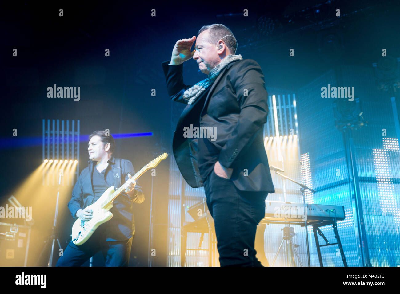 Simple Minds prendere la fase in Glasgow Barrlowlands .Le prestazioni il 13 febbraio 2018. Premiere del nuovo album in studio, camminare tra i mondi. Barrowland Ballroom , Glasgow :Photo credit Martin osso (Scozia) Credito: Martin osso/Alamy Live News Foto Stock