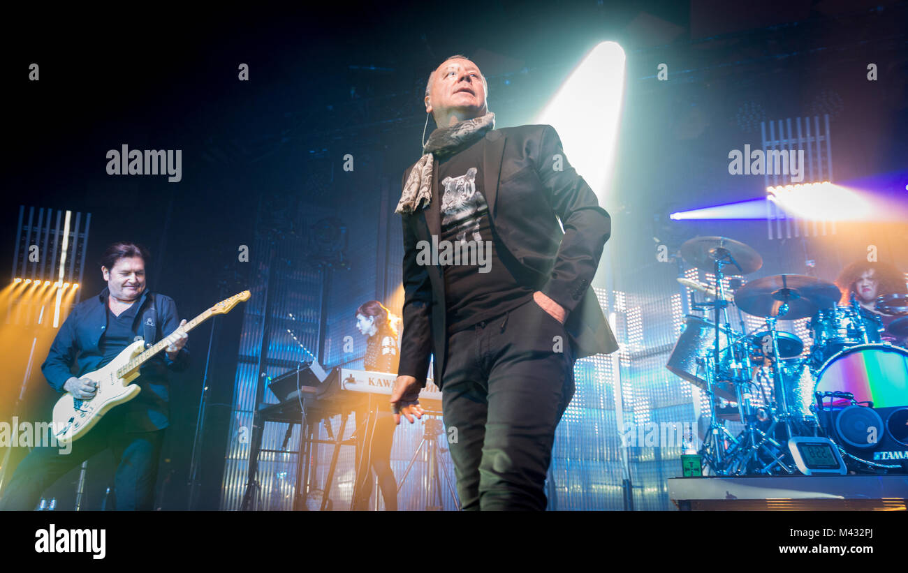 Simple Minds prendere la fase in Glasgow Barrlowlands .Le prestazioni il 13 febbraio 2018. Premiere del nuovo album in studio, camminare tra i mondi. Barrowland Ballroom , Glasgow :Photo credit Martin osso (Scozia) Credito: Martin osso/Alamy Live News Foto Stock