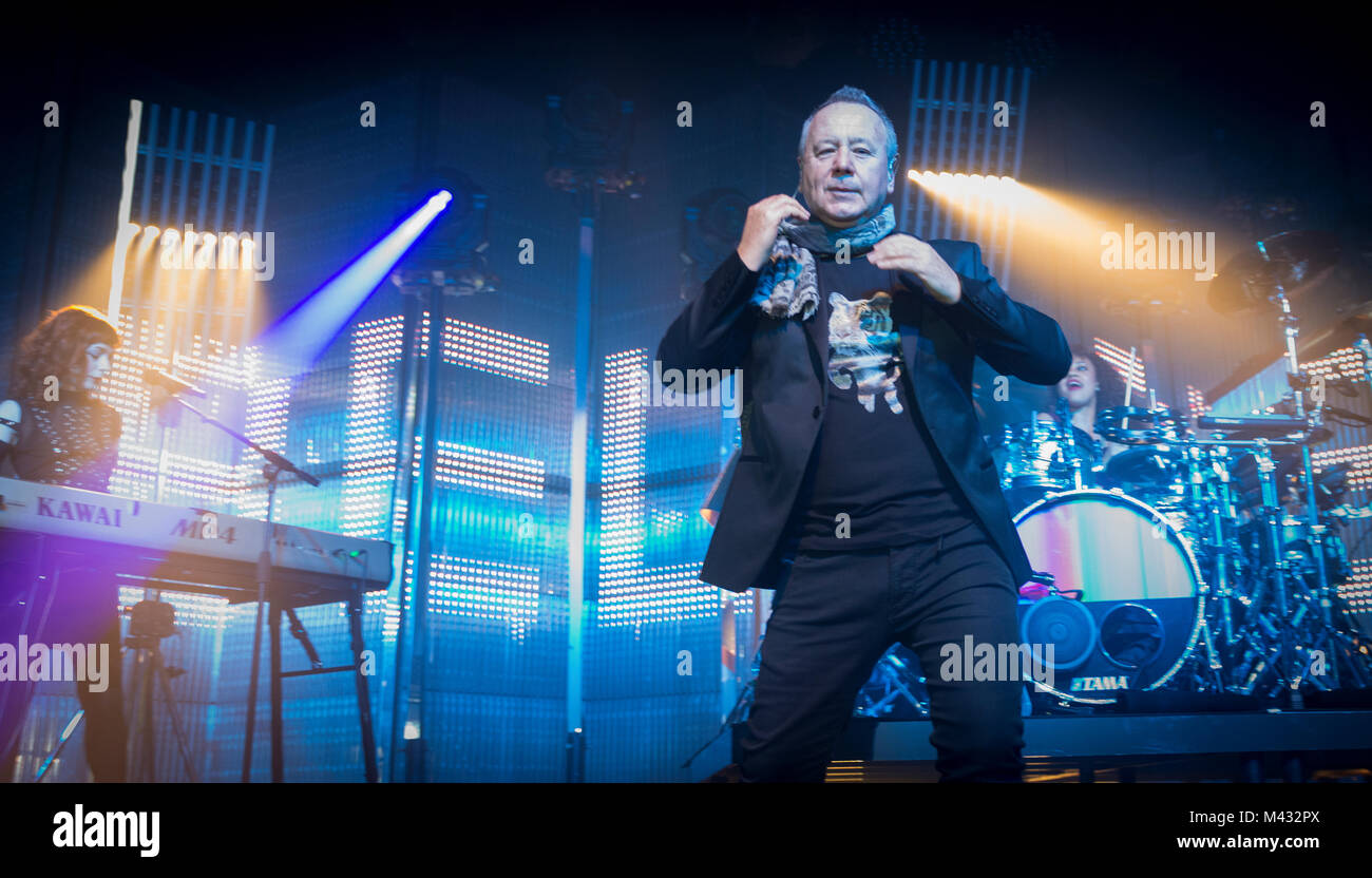 Simple Minds prendere la fase in Glasgow Barrlowlands .Le prestazioni il 13 febbraio 2018. Premiere del nuovo album in studio, camminare tra i mondi. Barrowland Ballroom , Glasgow :Photo credit Martin osso (Scozia) Credito: Martin osso/Alamy Live News Foto Stock