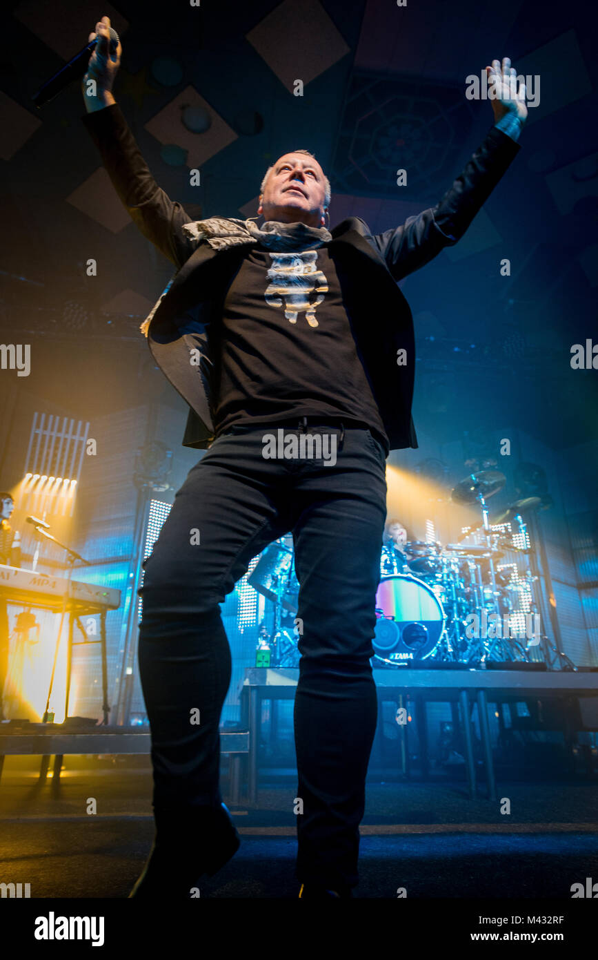 Simple Minds prendere la fase in Glasgow Barrlowlands .Le prestazioni il 13 febbraio 2018. Premiere del nuovo album in studio, camminare tra i mondi. Barrowland Ballroom , Glasgow :Photo credit Martin osso (Scozia) Credito: Martin osso/Alamy Live News Foto Stock