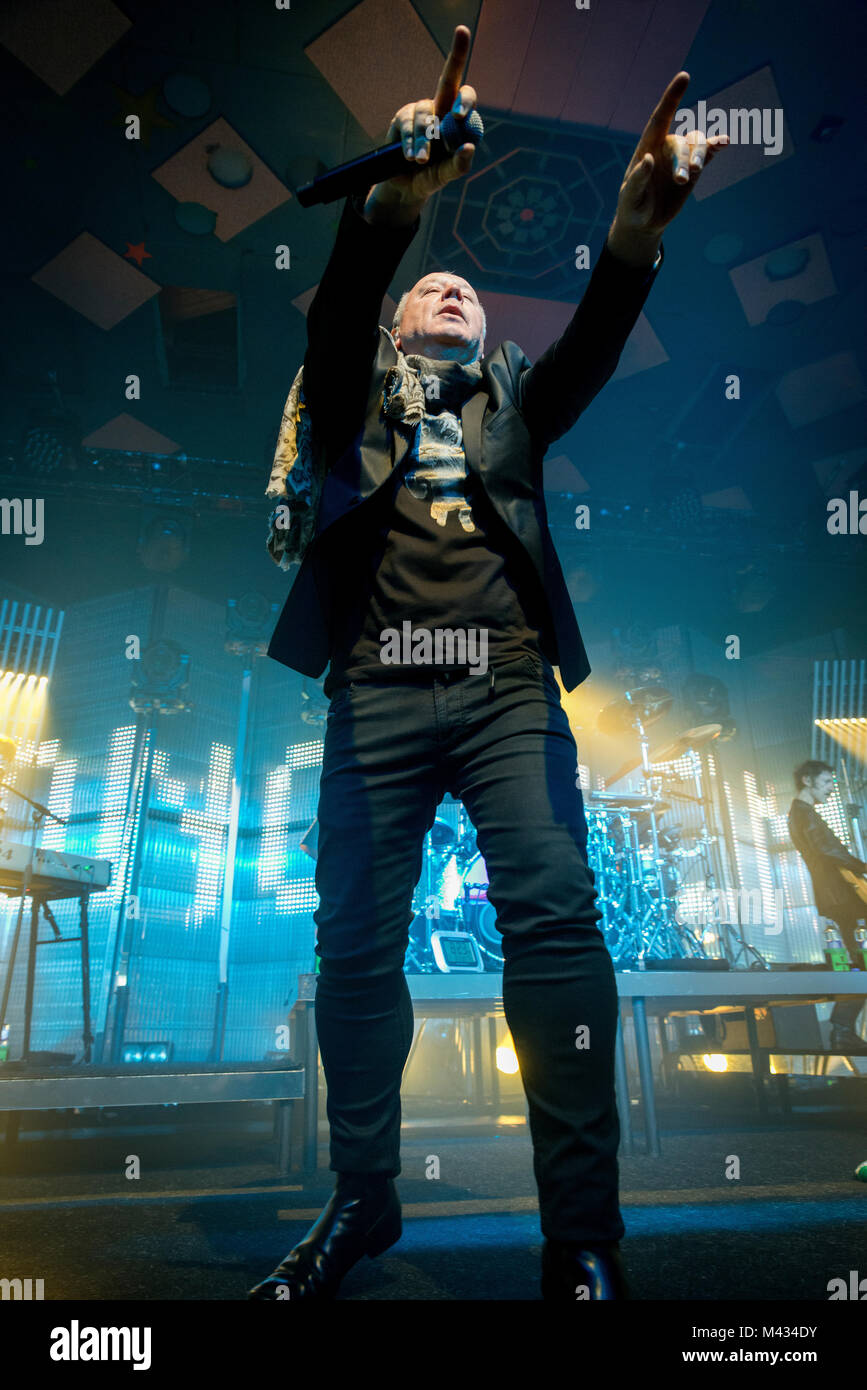 Simple Minds prendere la fase in Glasgow Barrlowlands .Le prestazioni il 13 febbraio 2018. Premiere del nuovo album in studio, camminare tra i mondi. Barrowland Ballroom , Glasgow :Photo credit Martin osso (Scozia) Credito: Martin osso/Alamy Live News Foto Stock