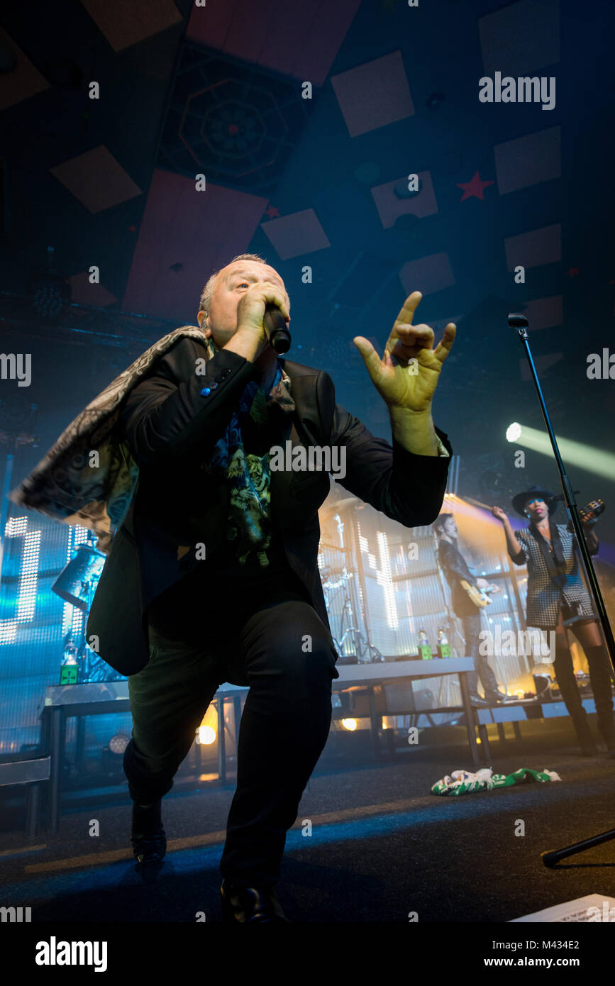 Simple Minds prendere la fase in Glasgow Barrlowlands .Le prestazioni il 13 febbraio 2018. Premiere del nuovo album in studio, camminare tra i mondi. Barrowland Ballroom , Glasgow :Photo credit Martin osso (Scozia) Credito: Martin osso/Alamy Live News Foto Stock