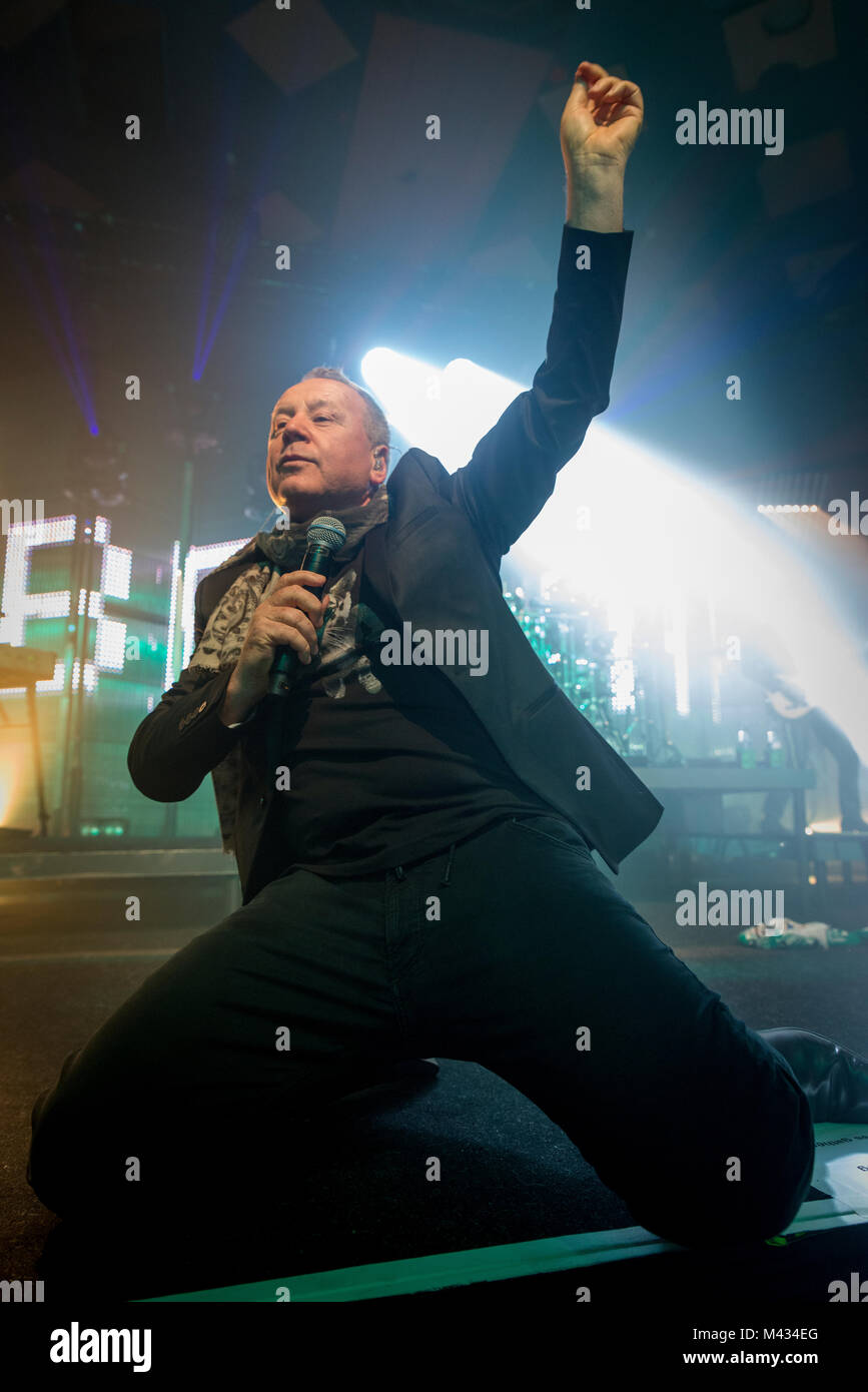 Simple Minds prendere la fase in Glasgow Barrlowlands .Le prestazioni il 13 febbraio 2018. Premiere del nuovo album in studio, camminare tra i mondi. Barrowland Ballroom , Glasgow :Photo credit Martin osso (Scozia) Credito: Martin osso/Alamy Live News Foto Stock