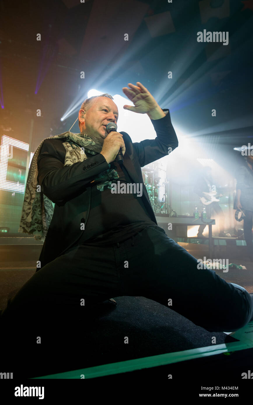Simple Minds prendere la fase in Glasgow Barrlowlands .Le prestazioni il 13 febbraio 2018. Premiere del nuovo album in studio, camminare tra i mondi. Barrowland Ballroom , Glasgow :Photo credit Martin osso (Scozia) Credito: Martin osso/Alamy Live News Foto Stock