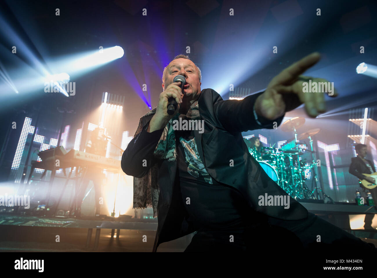 Simple Minds prendere la fase in Glasgow Barrlowlands .Le prestazioni il 13 febbraio 2018. Premiere del nuovo album in studio, camminare tra i mondi. Barrowland Ballroom , Glasgow :Photo credit Martin osso (Scozia) Credito: Martin osso/Alamy Live News Foto Stock