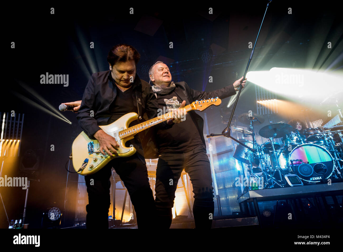 Simple Minds prendere la fase in Glasgow Barrlowlands .Le prestazioni il 13 febbraio 2018. Premiere del nuovo album in studio, camminare tra i mondi. Barrowland Ballroom , Glasgow :Photo credit Martin osso (Scozia) Credito: Martin osso/Alamy Live News Foto Stock