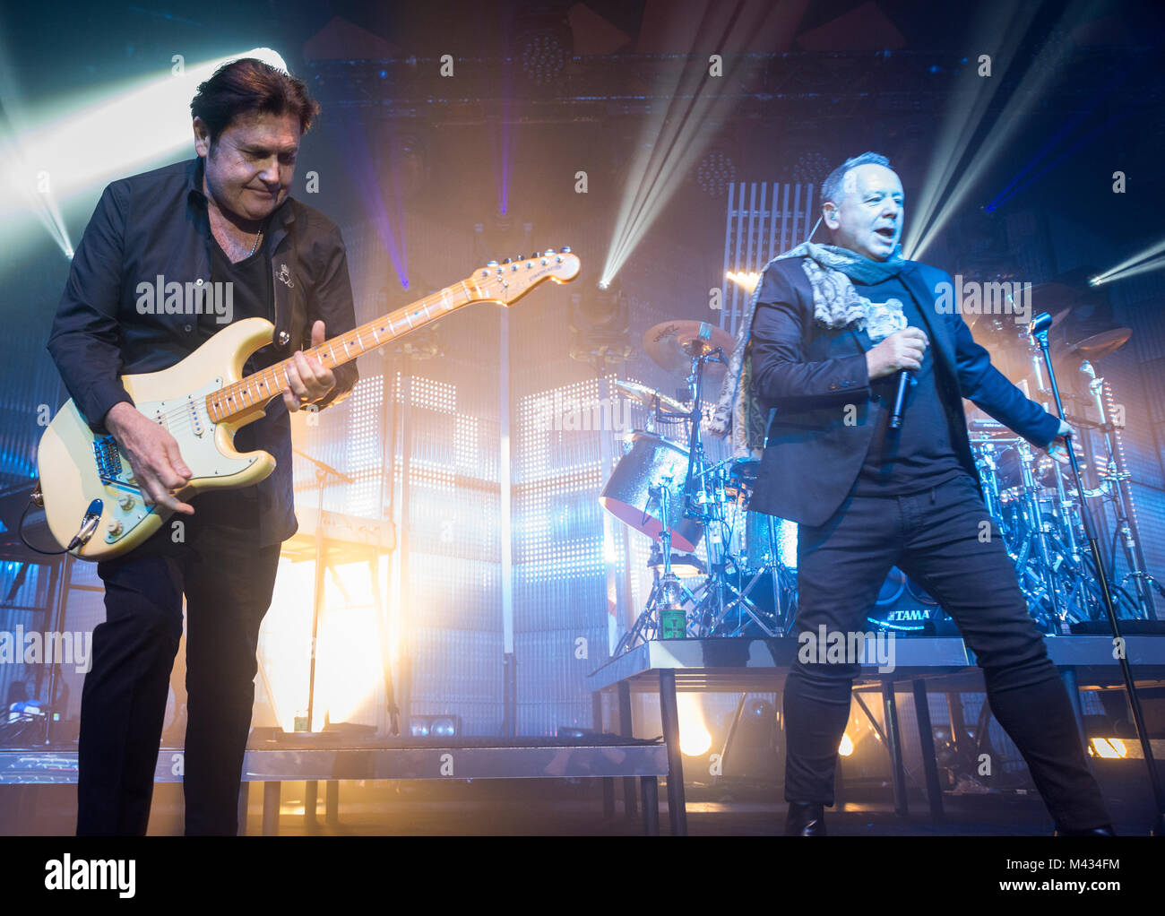 Simple Minds prendere la fase in Glasgow Barrlowlands .Le prestazioni il 13 febbraio 2018. Premiere del nuovo album in studio, camminare tra i mondi. Barrowland Ballroom , Glasgow :Photo credit Martin osso (Scozia) Credito: Martin osso/Alamy Live News Foto Stock