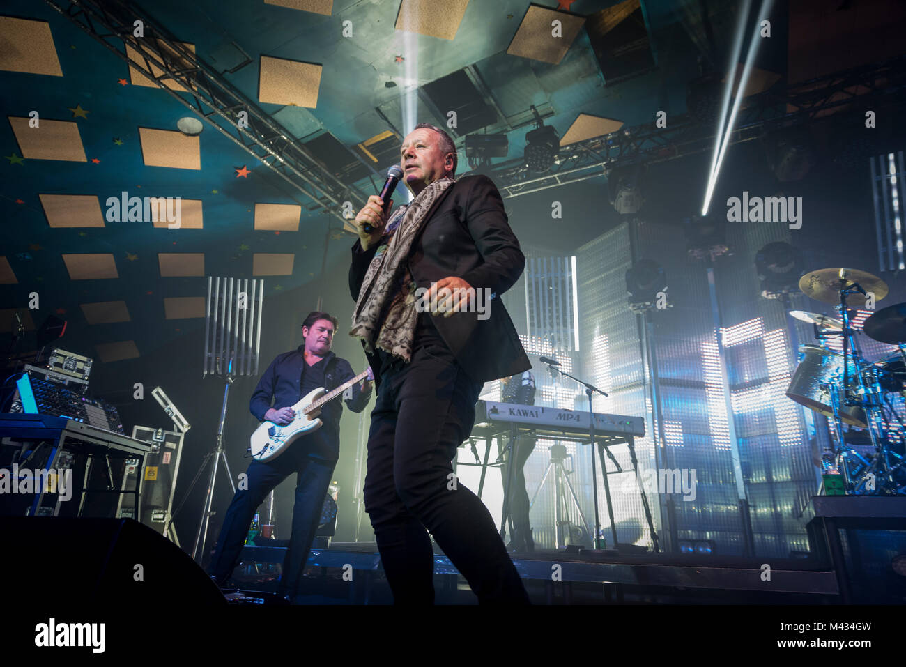 Simple Minds prendere la fase in Glasgow Barrlowlands .Le prestazioni il 13 febbraio 2018. Premiere del nuovo album in studio, camminare tra i mondi. Barrowland Ballroom , Glasgow :Photo credit Martin osso (Scozia) Credito: Martin osso/Alamy Live News Foto Stock