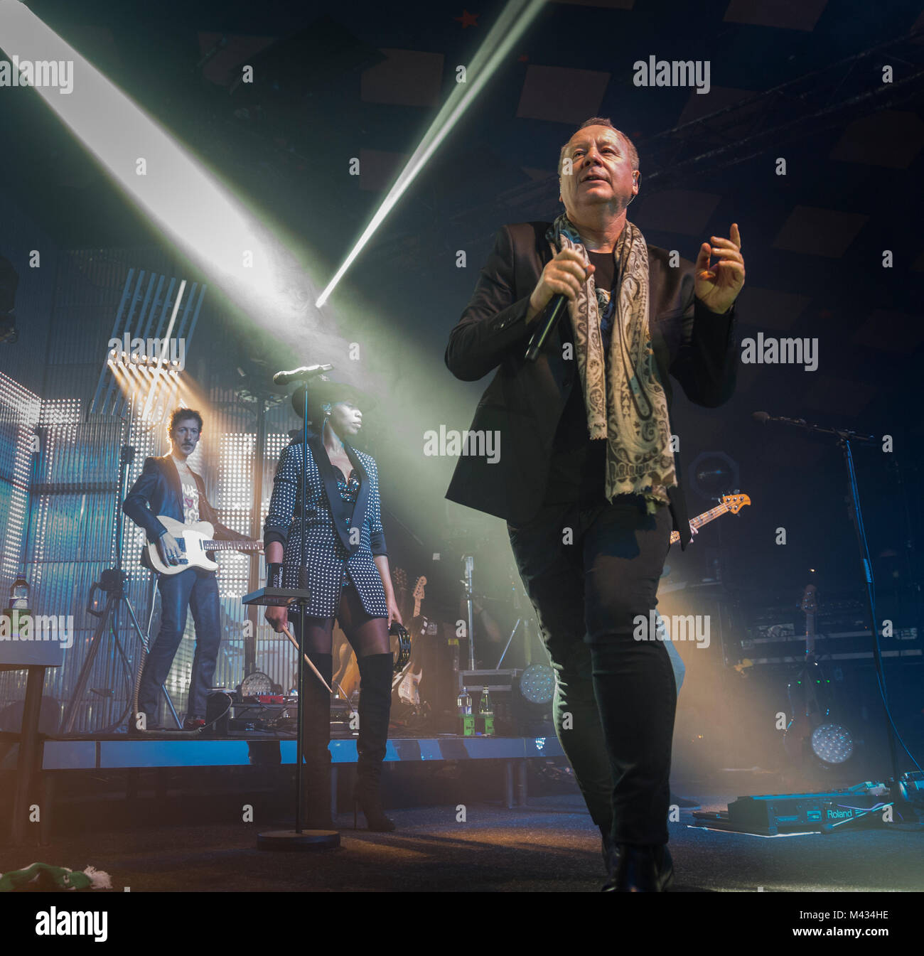 Simple Minds prendere la fase in Glasgow Barrlowlands .Le prestazioni il 13 febbraio 2018. Premiere del nuovo album in studio, camminare tra i mondi. Barrowland Ballroom , Glasgow :Photo credit Martin osso (Scozia) Credito: Martin osso/Alamy Live News Foto Stock