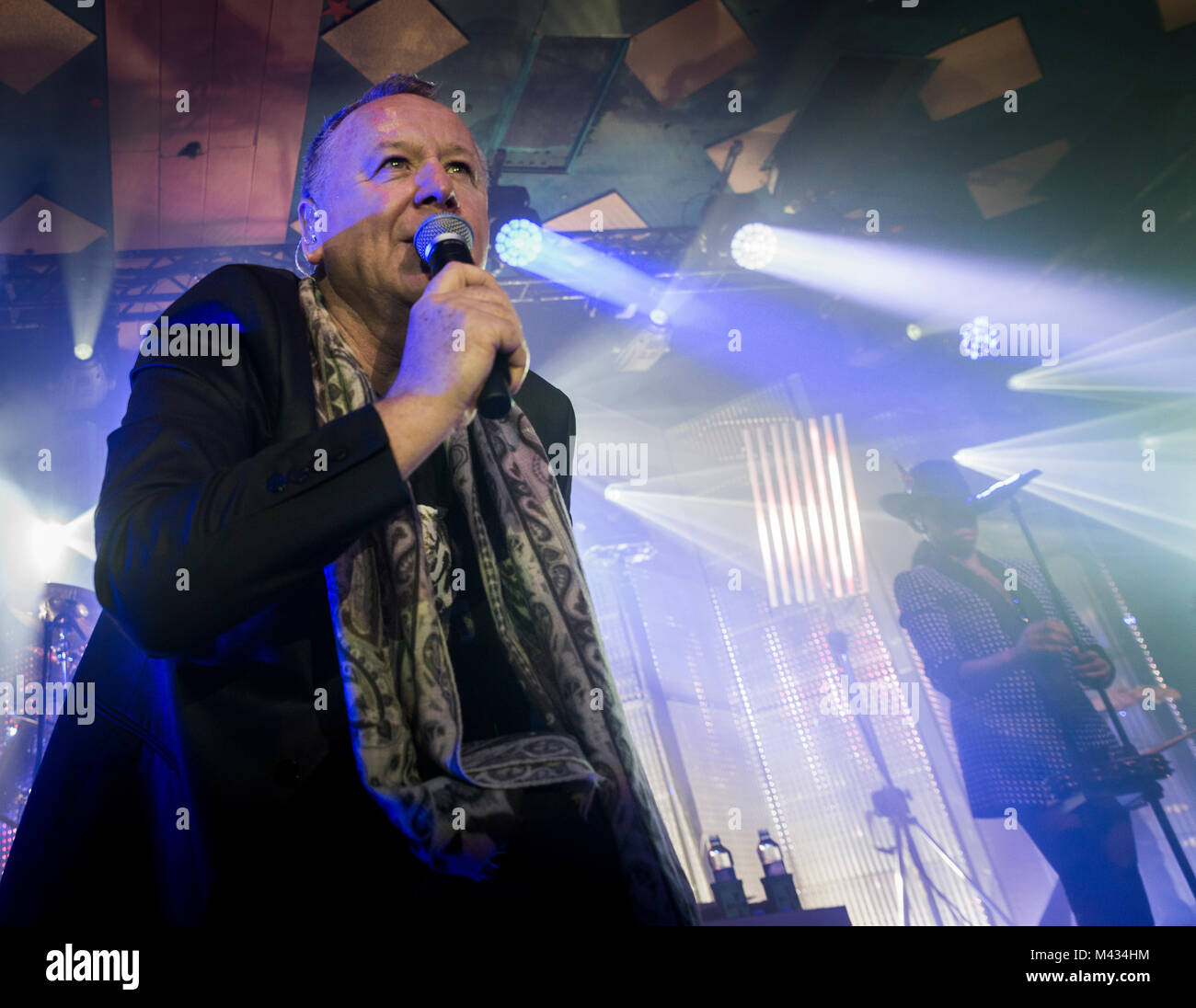 Simple Minds prendere la fase in Glasgow Barrlowlands .Le prestazioni il 13 febbraio 2018. Premiere del nuovo album in studio, camminare tra i mondi. Barrowland Ballroom , Glasgow :Photo credit Martin osso (Scozia) Credito: Martin osso/Alamy Live News Foto Stock
