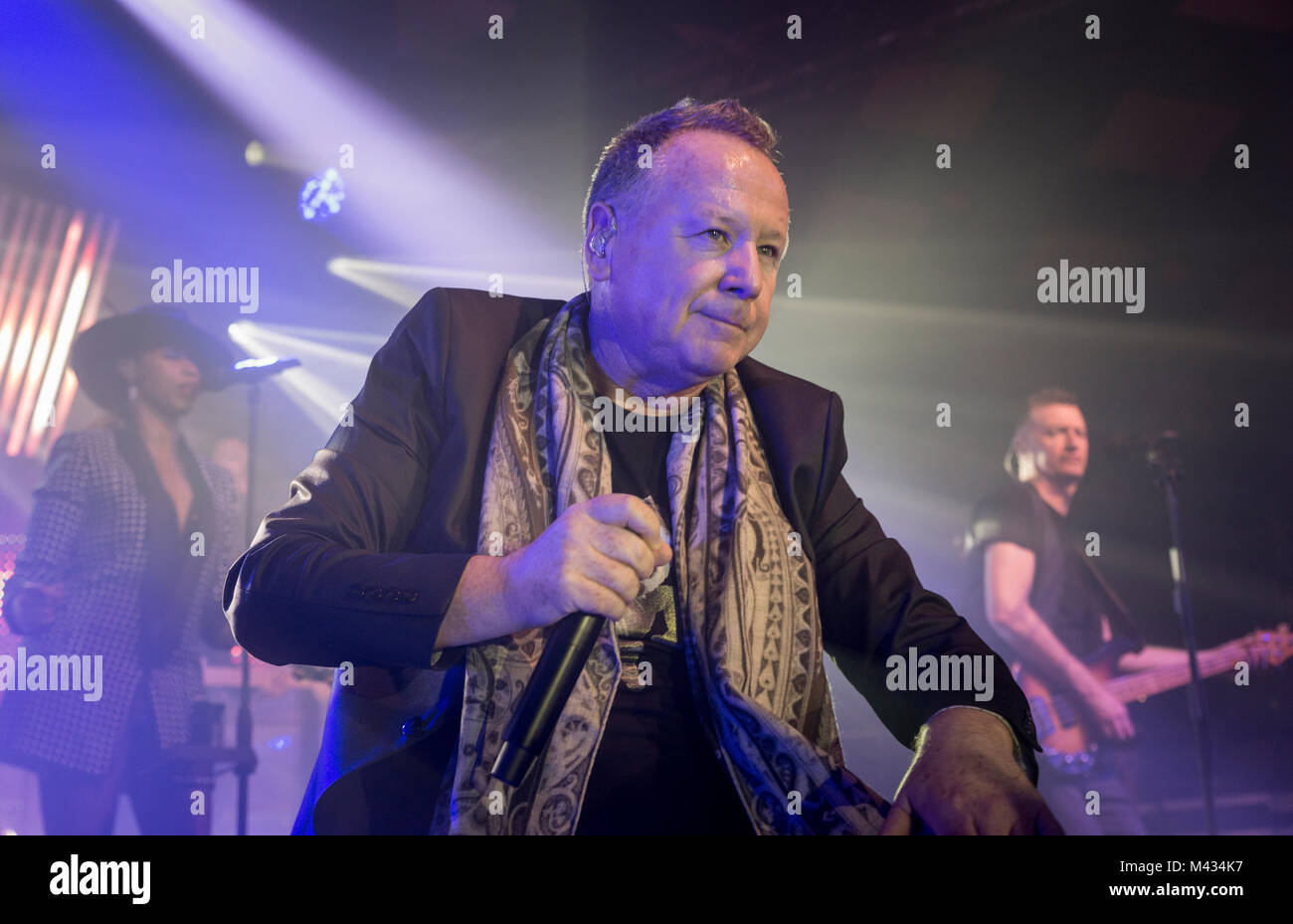 Simple Minds prendere la fase in Glasgow Barrlowlands .Le prestazioni il 13 febbraio 2018. Premiere del nuovo album in studio, camminare tra i mondi. Barrowland Ballroom , Glasgow :Photo credit Martin osso (Scozia) Credito: Martin osso/Alamy Live News Foto Stock