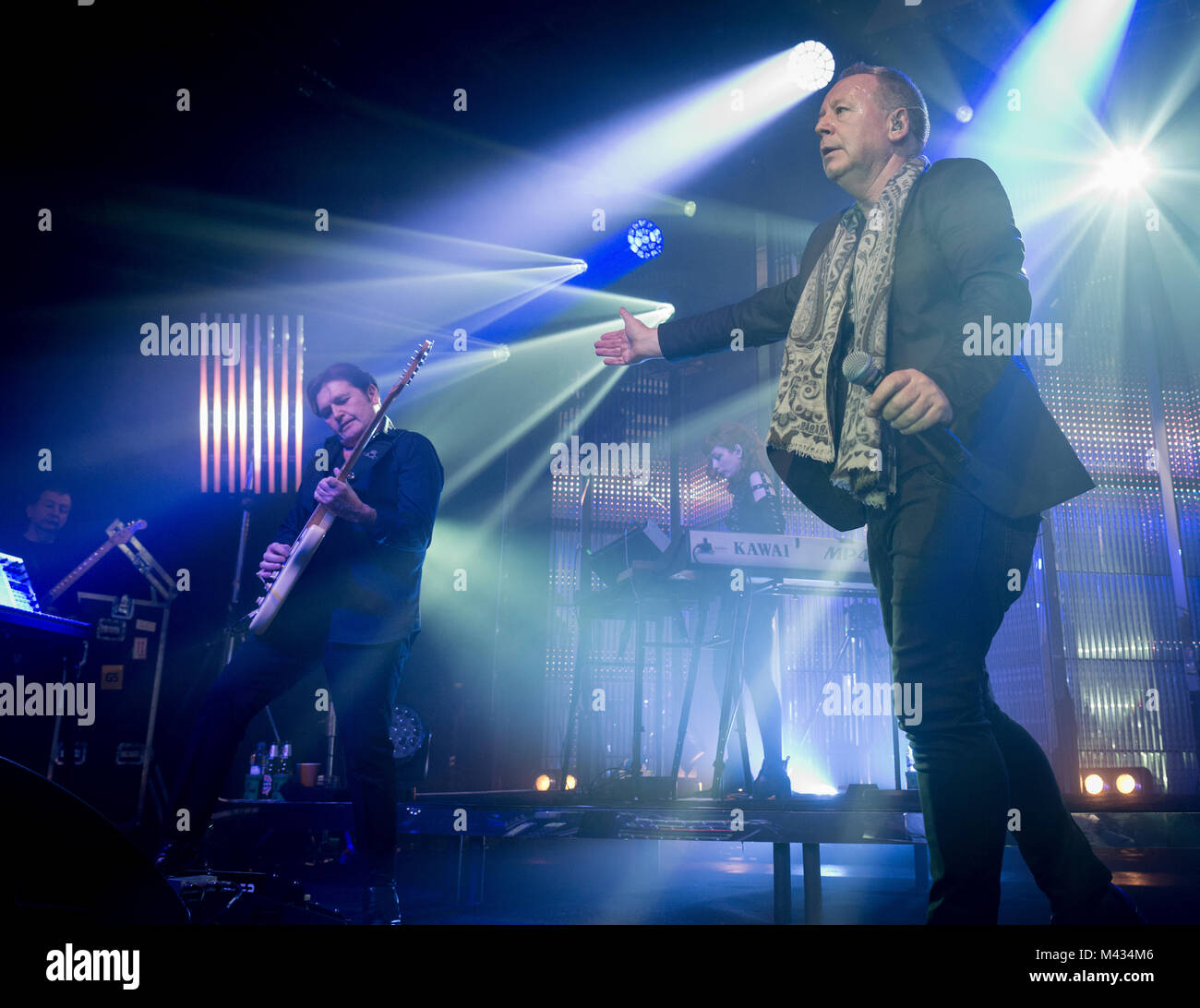 Simple Minds prendere la fase in Glasgow Barrlowlands .Le prestazioni il 13 febbraio 2018. Premiere del nuovo album in studio, camminare tra i mondi. Barrowland Ballroom , Glasgow :Photo credit Martin osso (Scozia) Credito: Martin osso/Alamy Live News Foto Stock