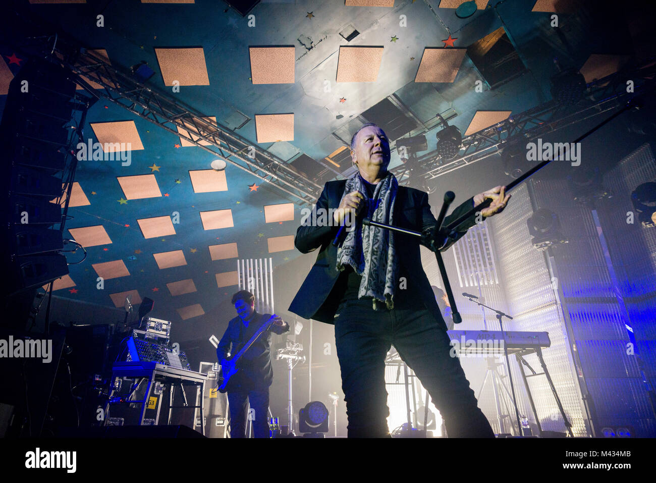 Simple Minds prendere la fase in Glasgow Barrlowlands .Le prestazioni il 13 febbraio 2018. Premiere del nuovo album in studio, camminare tra i mondi. Barrowland Ballroom , Glasgow :Photo credit Martin osso (Scozia) Credito: Martin osso/Alamy Live News Foto Stock
