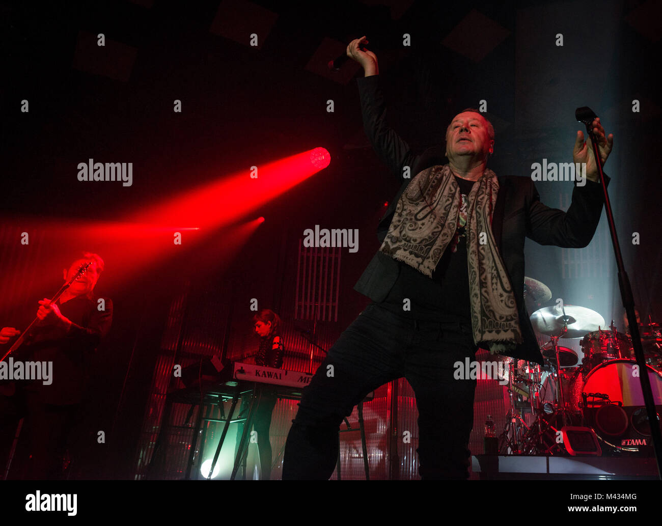 Simple Minds prendere la fase in Glasgow Barrlowlands .Le prestazioni il 13 febbraio 2018. Premiere del nuovo album in studio, camminare tra i mondi. Barrowland Ballroom , Glasgow :Photo credit Martin osso (Scozia) Credito: Martin osso/Alamy Live News Foto Stock