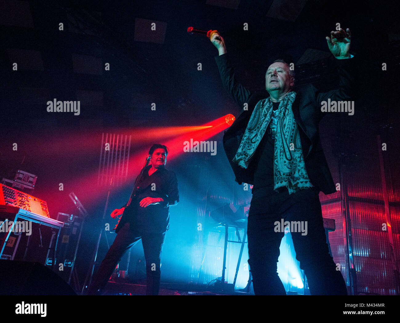 Simple Minds prendere la fase in Glasgow Barrlowlands .Le prestazioni il 13 febbraio 2018. Premiere del nuovo album in studio, camminare tra i mondi. Barrowland Ballroom , Glasgow :Photo credit Martin osso (Scozia) Credito: Martin osso/Alamy Live News Foto Stock