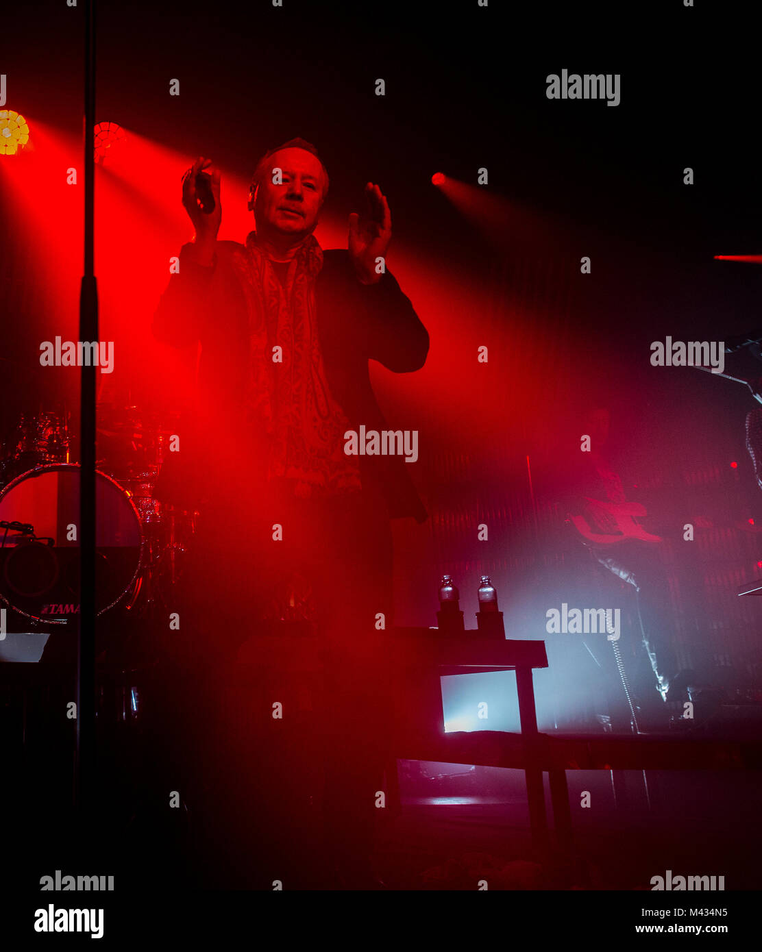 Simple Minds prendere la fase in Glasgow Barrlowlands .Le prestazioni il 13 febbraio 2018. Premiere del nuovo album in studio, camminare tra i mondi. Barrowland Ballroom , Glasgow :Photo credit Martin osso (Scozia) Credito: Martin osso/Alamy Live News Foto Stock