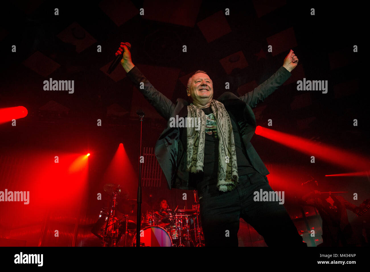 Simple Minds prendere la fase in Glasgow Barrlowlands .Le prestazioni il 13 febbraio 2018. Premiere del nuovo album in studio, camminare tra i mondi. Barrowland Ballroom , Glasgow :Photo credit Martin osso (Scozia) Credito: Martin osso/Alamy Live News Foto Stock