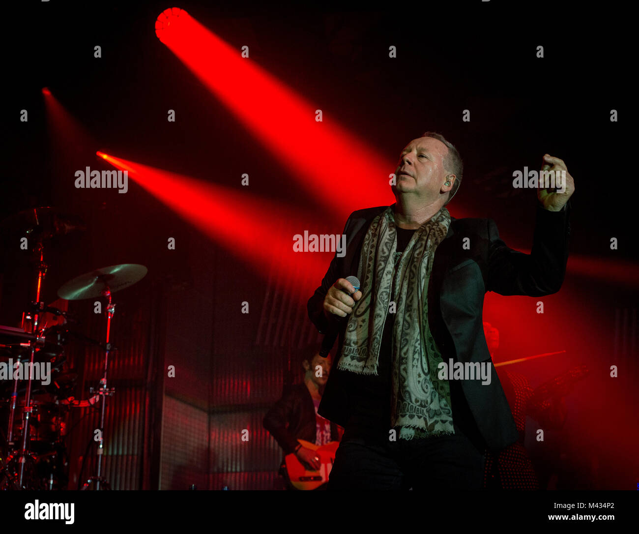 Simple Minds prendere la fase in Glasgow Barrlowlands .Le prestazioni il 13 febbraio 2018. Premiere del nuovo album in studio, camminare tra i mondi. Barrowland Ballroom , Glasgow :Photo credit Martin osso (Scozia) Credito: Martin osso/Alamy Live News Foto Stock