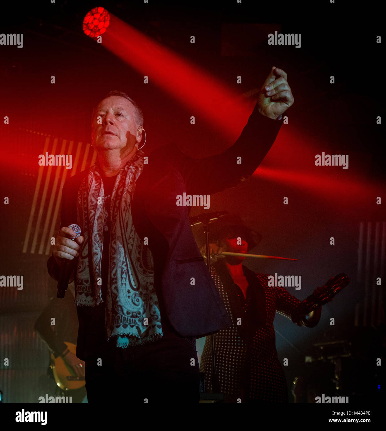 Simple Minds prendere la fase in Glasgow Barrlowlands .Le prestazioni il 13 febbraio 2018. Premiere del nuovo album in studio, camminare tra i mondi. Barrowland Ballroom , Glasgow :Photo credit Martin osso (Scozia) Credito: Martin osso/Alamy Live News Foto Stock