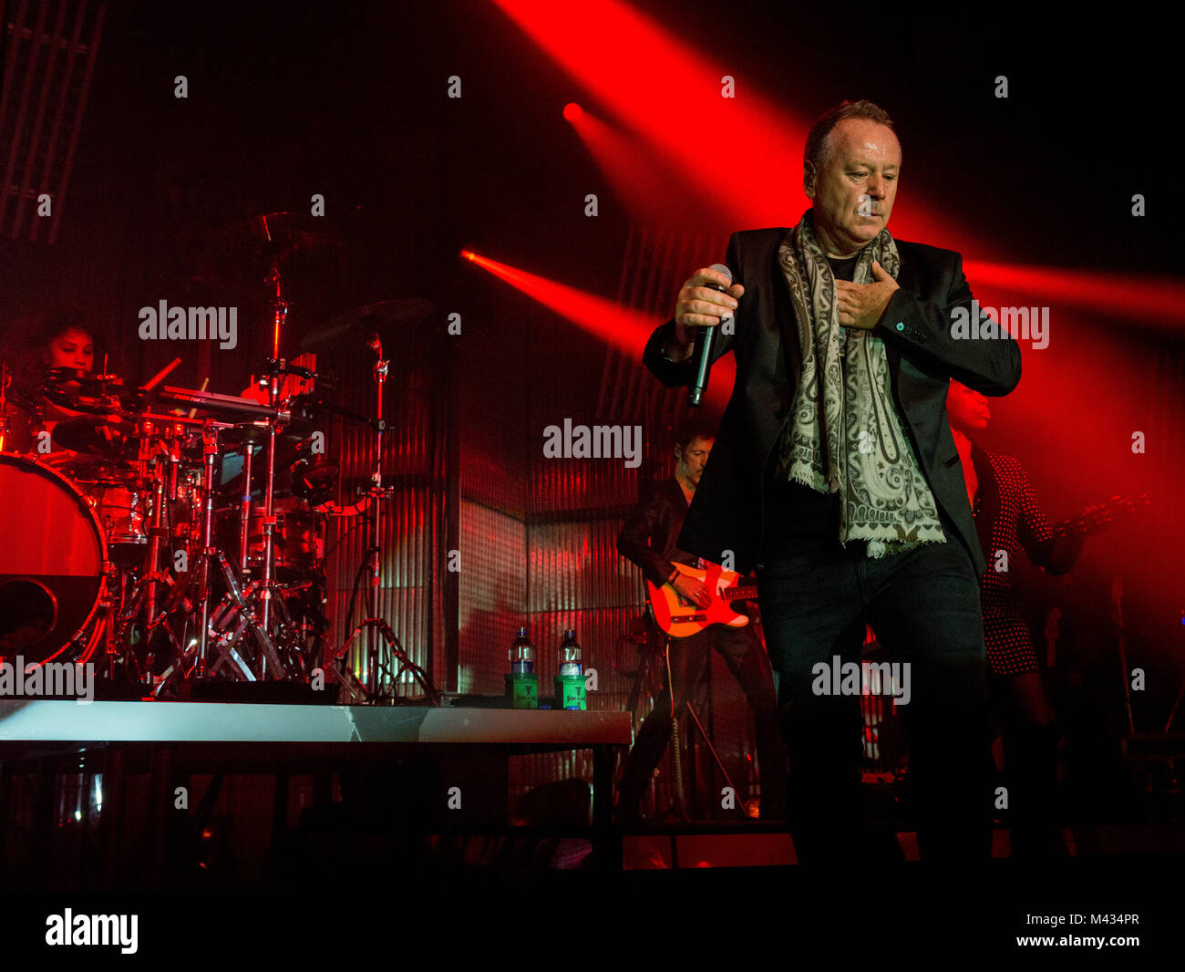 Simple Minds prendere la fase in Glasgow Barrlowlands .Le prestazioni il 13 febbraio 2018. Premiere del nuovo album in studio, camminare tra i mondi. Barrowland Ballroom , Glasgow :Photo credit Martin osso (Scozia) Credito: Martin osso/Alamy Live News Foto Stock