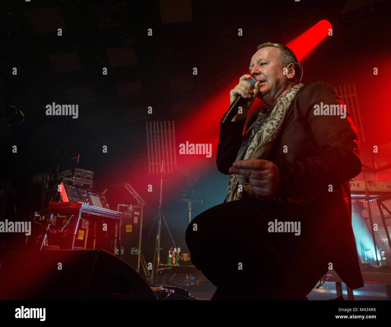 Simple Minds prendere la fase in Glasgow Barrlowlands .Le prestazioni il 13 febbraio 2018. Premiere del nuovo album in studio, camminare tra i mondi. Barrowland Ballroom , Glasgow :Photo credit Martin osso (Scozia) Credito: Martin osso/Alamy Live News Foto Stock