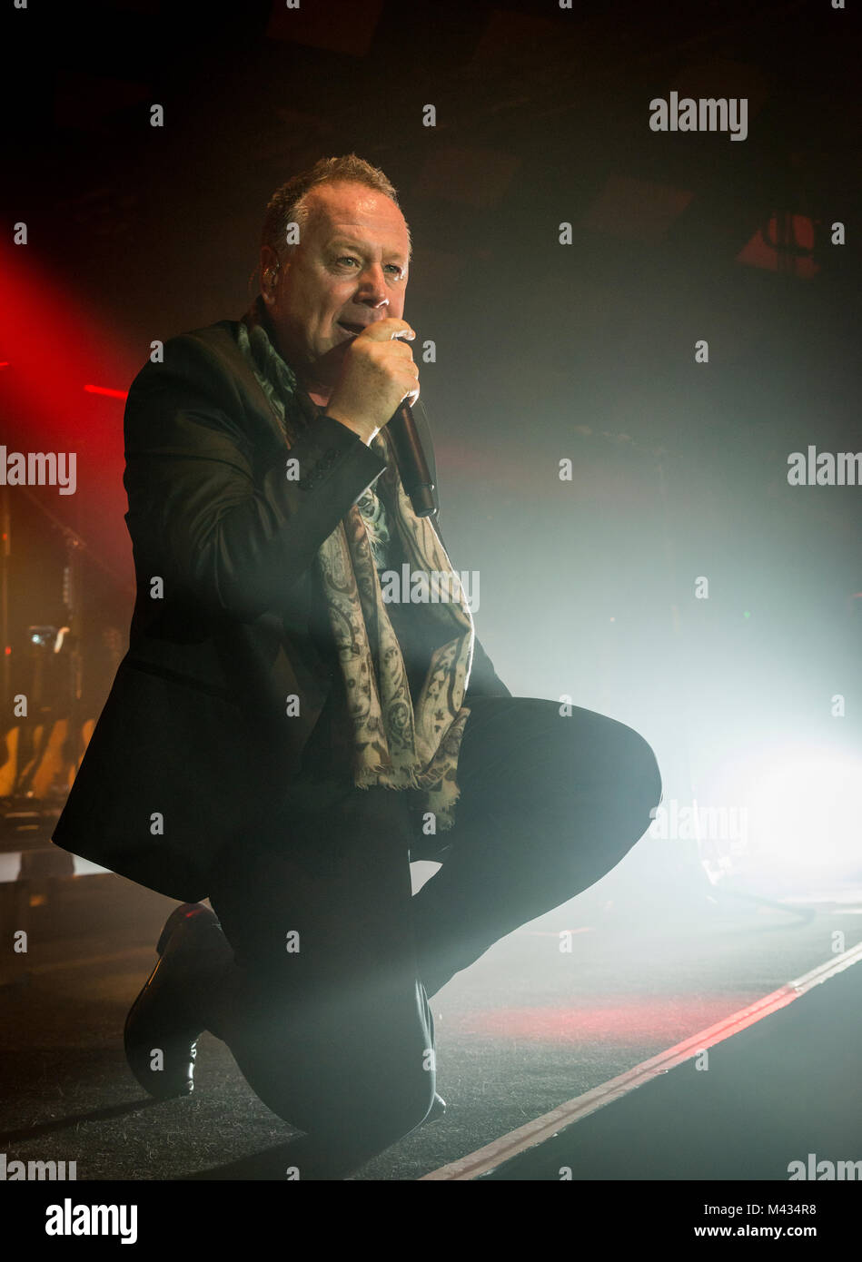 Simple Minds prendere la fase in Glasgow Barrlowlands .Le prestazioni il 13 febbraio 2018. Premiere del nuovo album in studio, camminare tra i mondi. Barrowland Ballroom , Glasgow :Photo credit Martin osso (Scozia) Credito: Martin osso/Alamy Live News Foto Stock